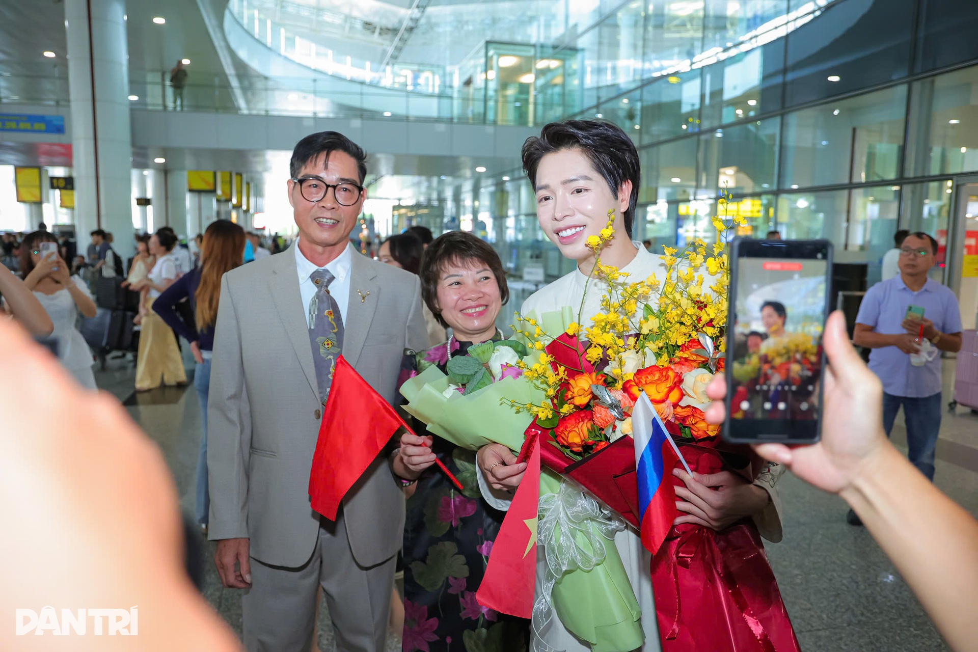 Đức Phúc về nước: Fan dậy từ 3h, mang nón lá tặng thần tượng - 6