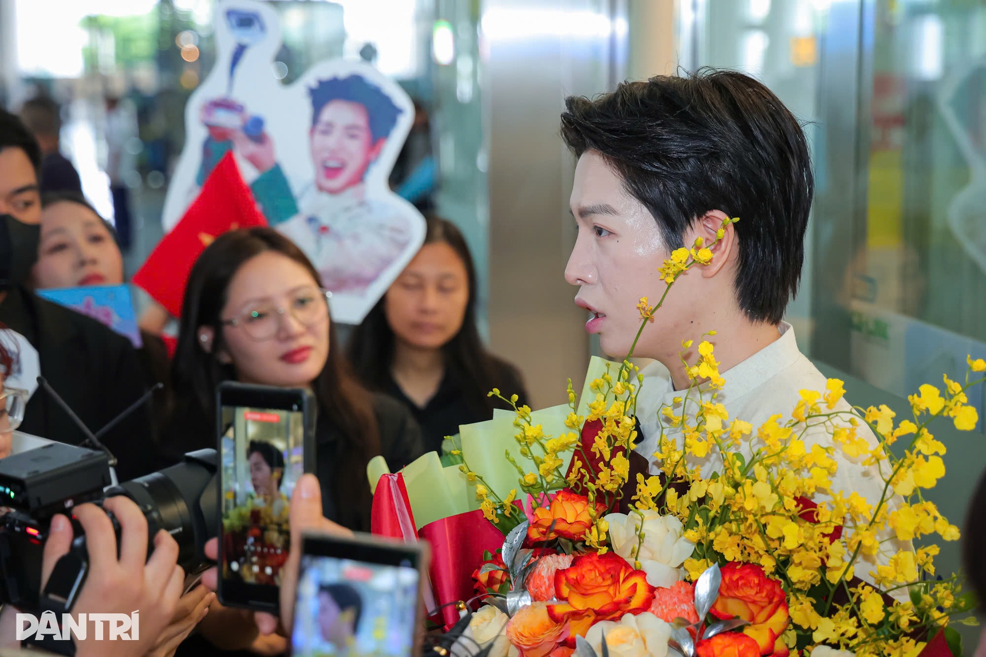Đức Phúc về nước: Fan dậy từ 3h, mang nón lá tặng thần tượng - 7