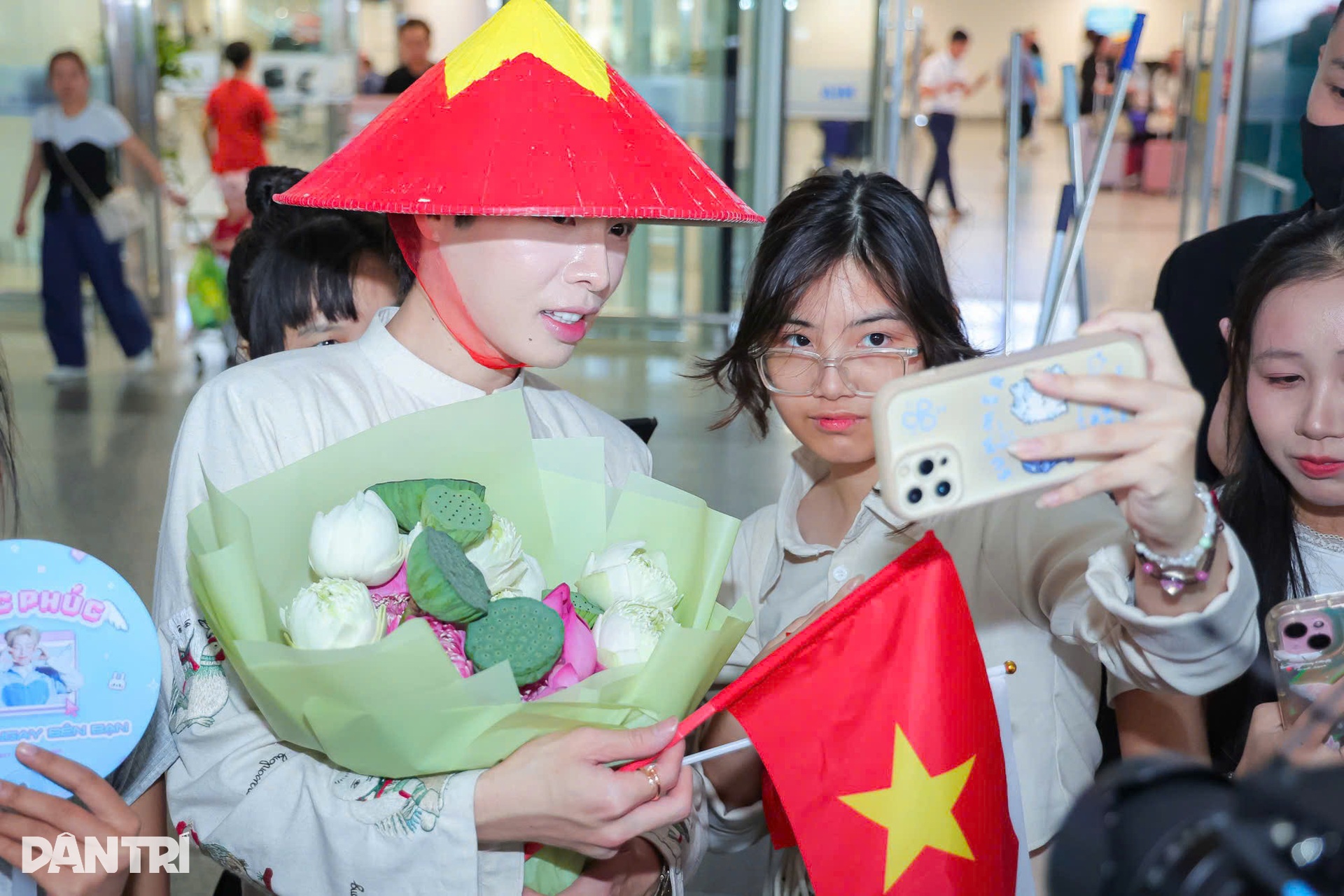 Đức Phúc về nước: Fan dậy từ 3h, mang nón lá tặng thần tượng - 8
