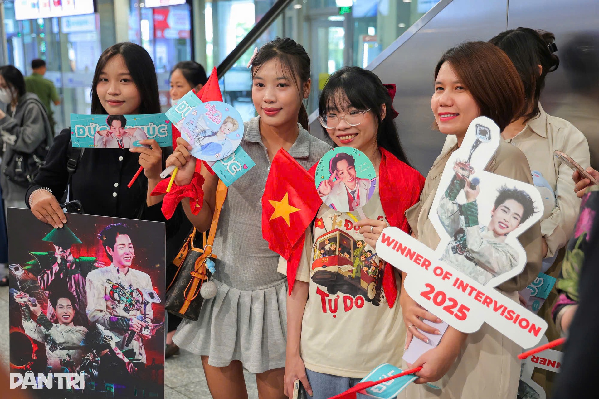 Đức Phúc về nước: Fan dậy từ 3h, mang nón lá tặng thần tượng - 9