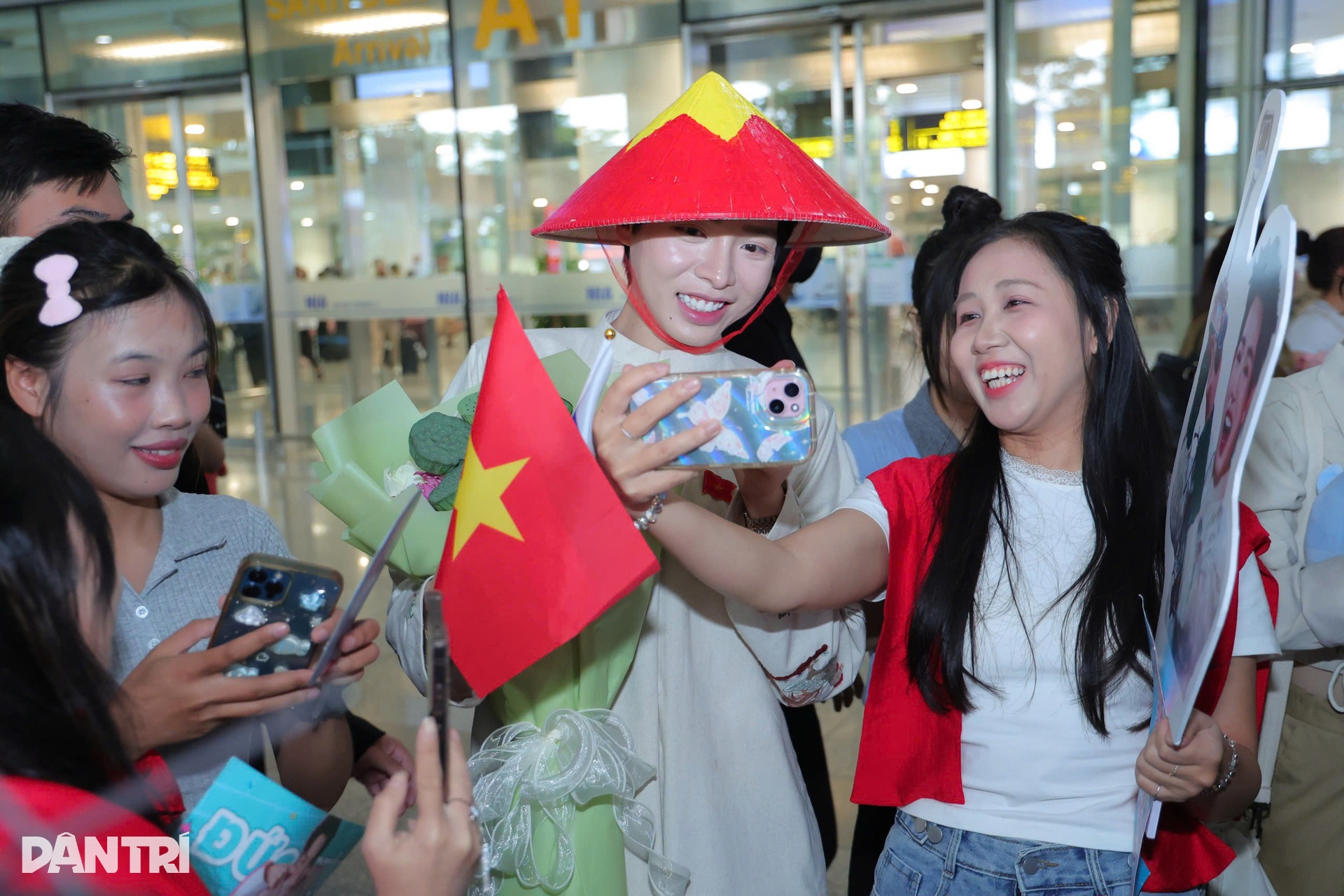 Đức Phúc về nước: Fan dậy từ 3h, mang nón lá tặng thần tượng - 10