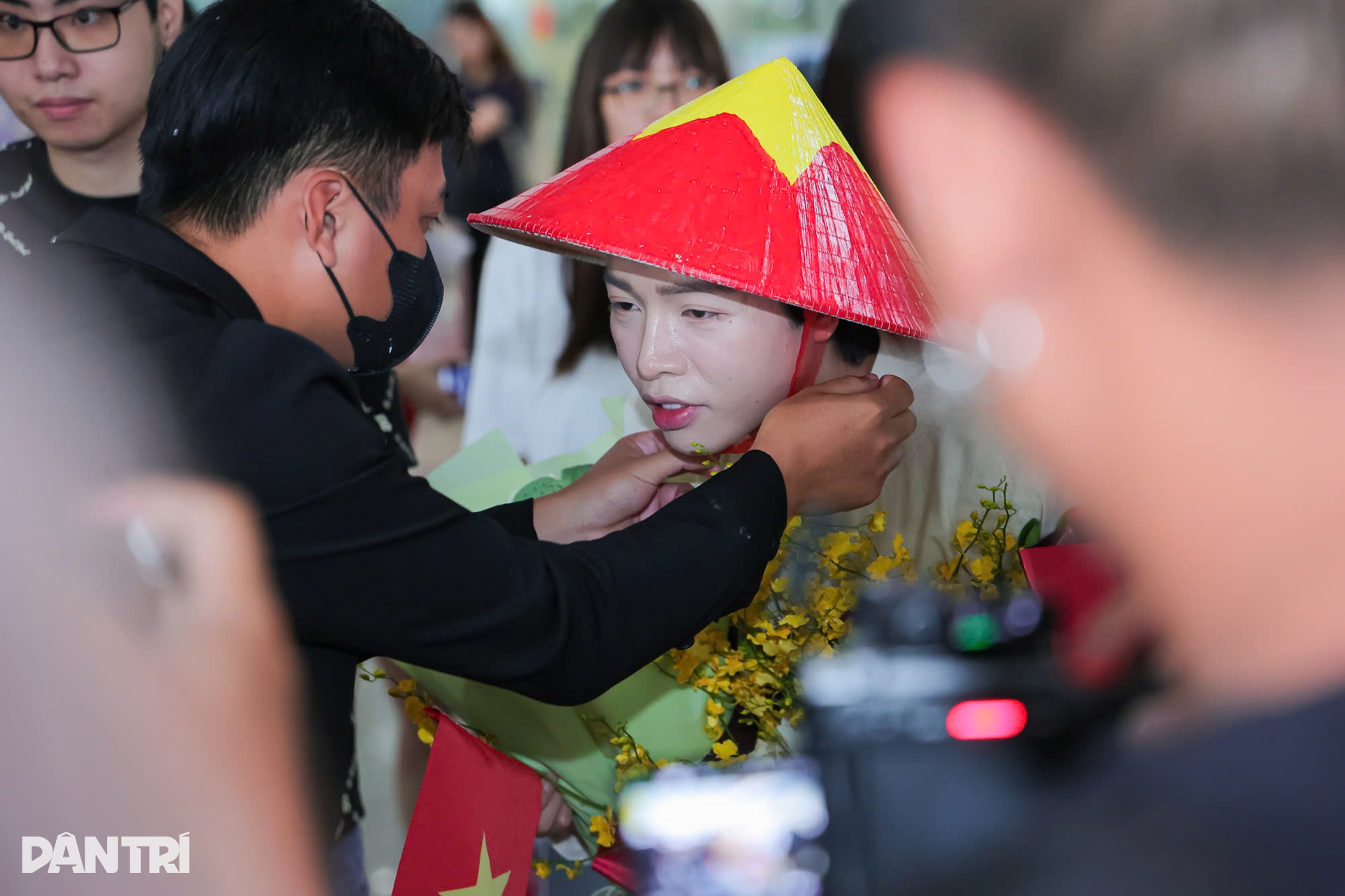 Đức Phúc về nước: Fan dậy từ 3h, mang nón lá tặng thần tượng - 11