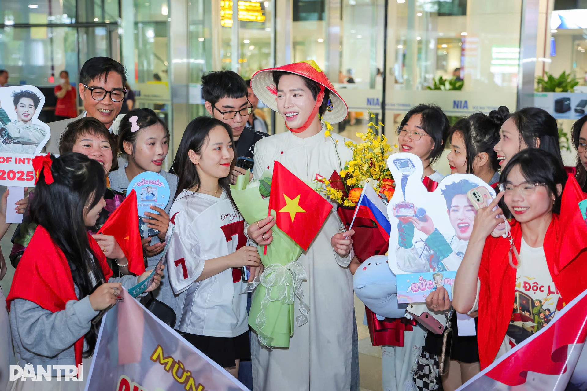 Đức Phúc về nước: Fan dậy từ 3h, mang nón lá tặng thần tượng - 12