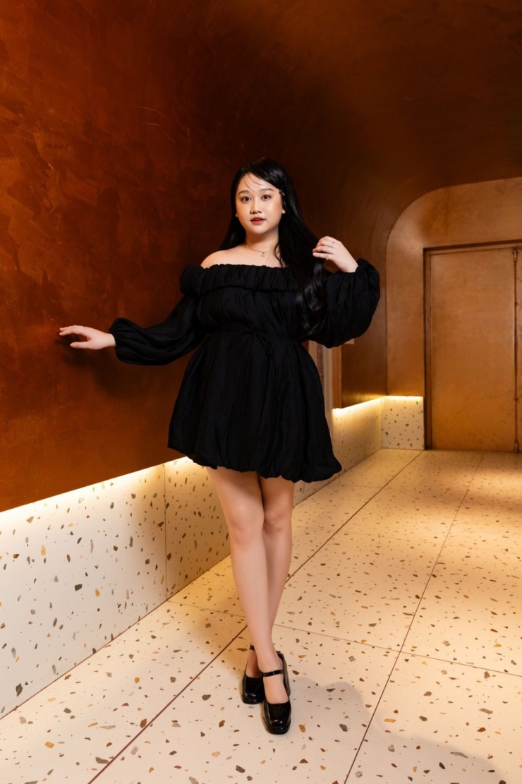 Diễn viên phối đầm phom rộng đồng điệu với giày cao gót. Trúc Anh cho biết năm ngoái, cô tăng cân không kiểm soát khi do uống thuốc điều trị rối loạn cảm xúc. Chia sẻ về bệnh tình, cô nhận được sự đồng cảm của mọi người. Sau gần một năm tập luyện và điều trị, cô giảm từ hơn 80 kg xuống còn khoảng 70 kg, sức khỏe ổn định, dần trở lại công việc.