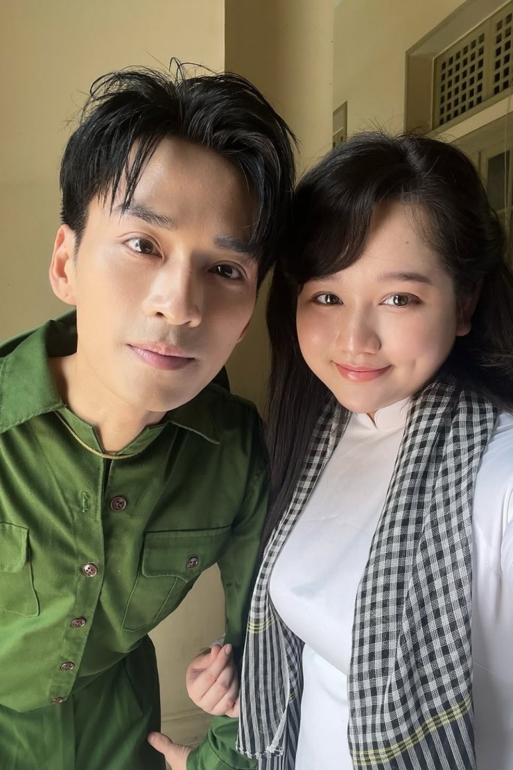 Đầu tháng 9, diễn viên hội ngộ Trần Nghĩa - đóng Ngạn trong Mắt biếc - sau sáu năm. Cô chọn áo dài trắng phối khăn rằn, cùng đàn anh chụp ảnh mừng dịp 80 năm Quốc khánh.