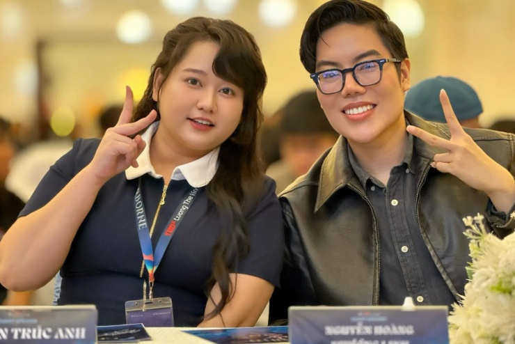 Cô mặc trang phục năng động với áo thun polo khi được mời dự sự kiện dành cho học sinh - sinh viên.