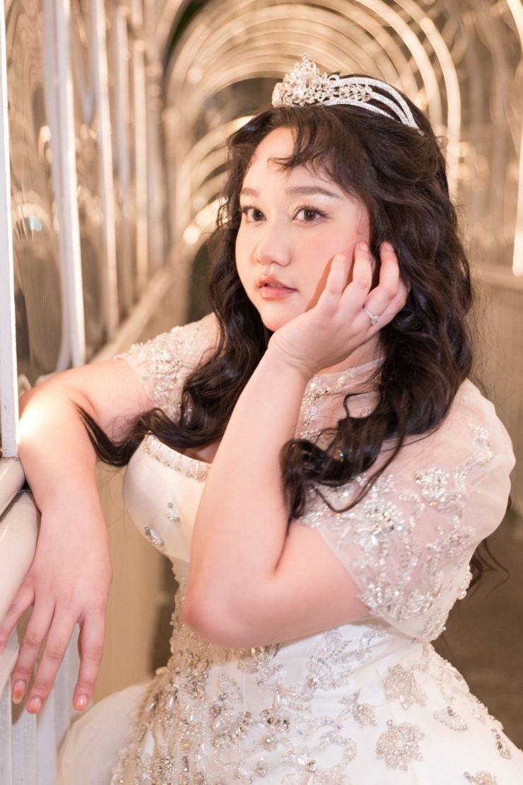 Diễn viên hóa công chúa với đầm đính đá, phối voan xuyên thấu trong một show thời trang cuối tháng 5 tại TP HCM.