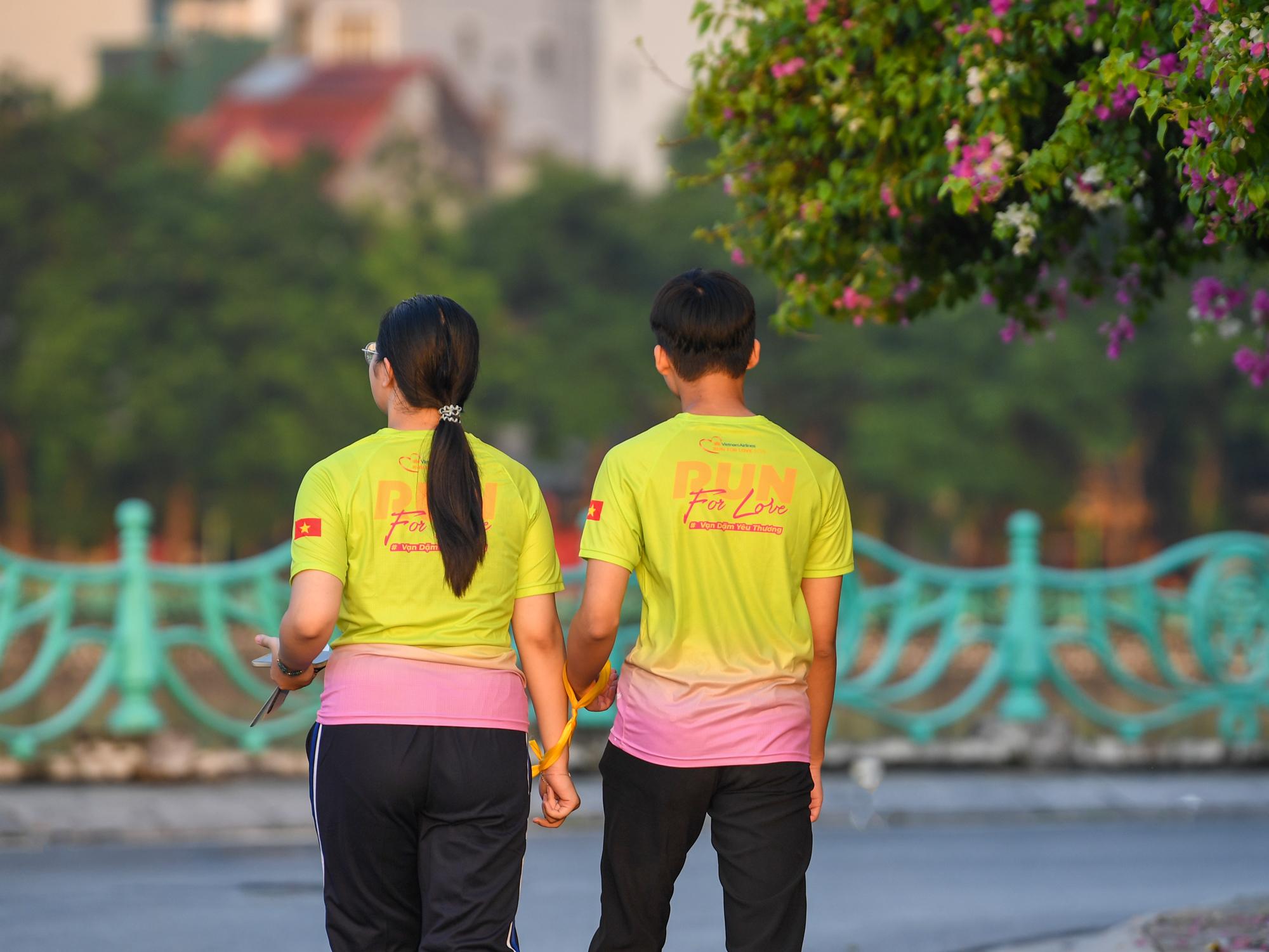 Giải chạy “Run For Love 2025” thành công rực rỡ, khởi động chuỗi chiến dịch “Chạm Thu Hà Nội”- Ảnh 7.