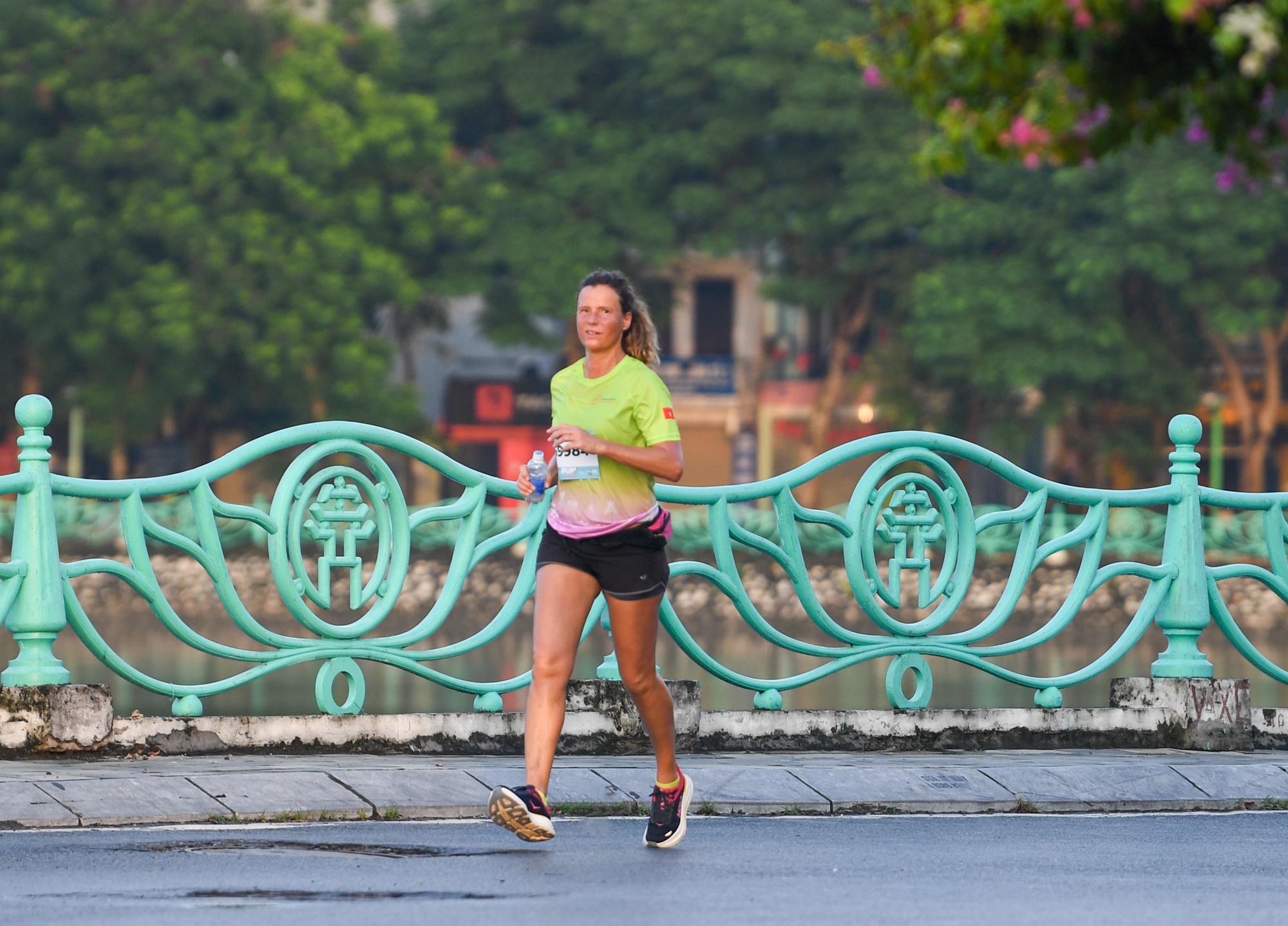 Giải chạy “Run For Love 2025” thành công rực rỡ, khởi động chuỗi chiến dịch “Chạm Thu Hà Nội”- Ảnh 10.