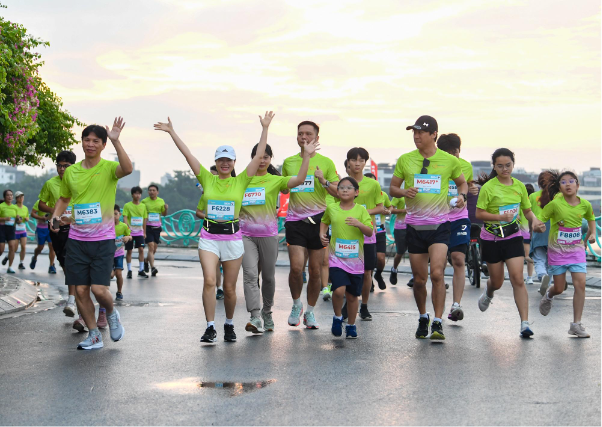 Giải chạy “Run For Love 2025” thành công rực rỡ, khởi động chuỗi chiến dịch “Chạm Thu Hà Nội”- Ảnh 13.