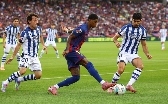 Rashford (giữa) đi bóng giữa vòng vây các cầu thủ Real Sociedad, trên sân Olympic, Barcelona, Tây Ban Nha hôm 28/9. Ảnh: Reuters