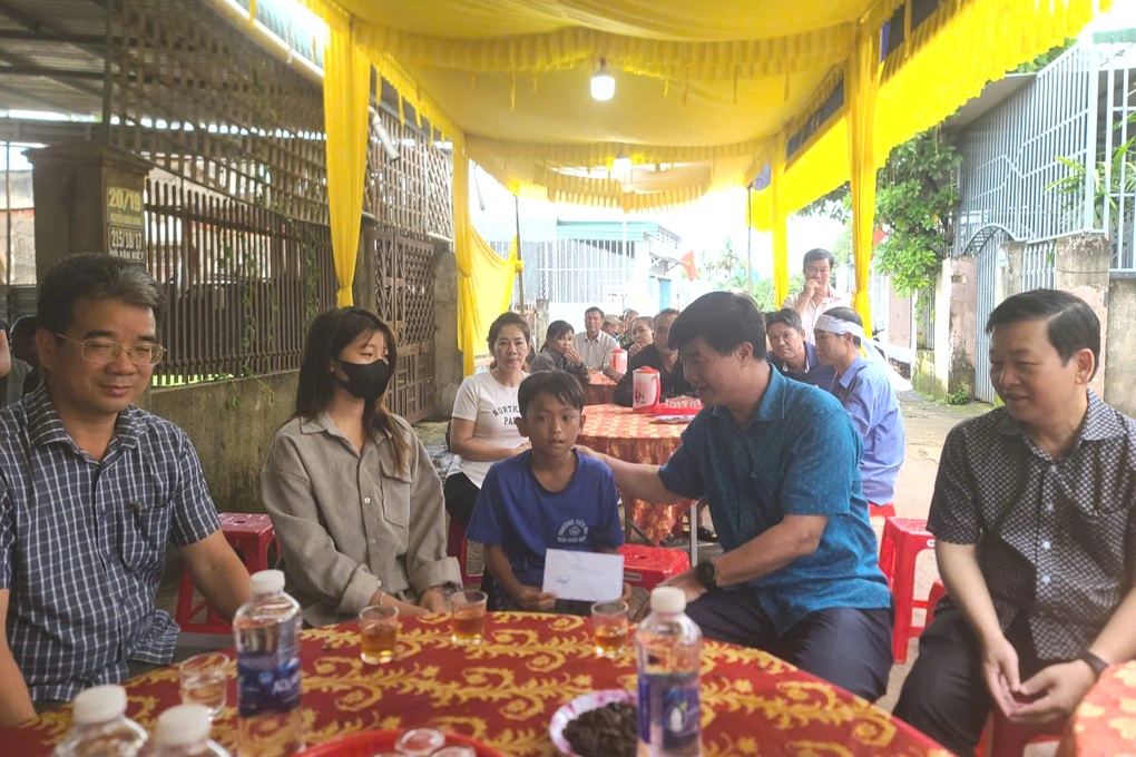 Tuyên dương học sinh dũng cảm cứu bạn thoát khỏi kẻ truy sát - 3