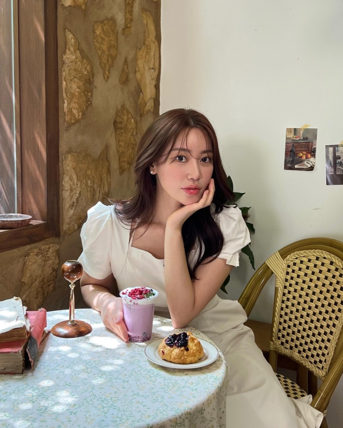 3 nguyên tắc giúp gái Hàn giảm 30 kg, chia tay bụng ngấn mỡ 2 Hiện tại, khi đã về mức cân lý tưởng, có vóc dáng nuột nà, Raemi nới lỏng chế độ ăn, song vẫn duy trì quy tắc hạn chế tinh bột, không ăn sát giờ ngủ và chăm vận động để tránh dư thừa calo.