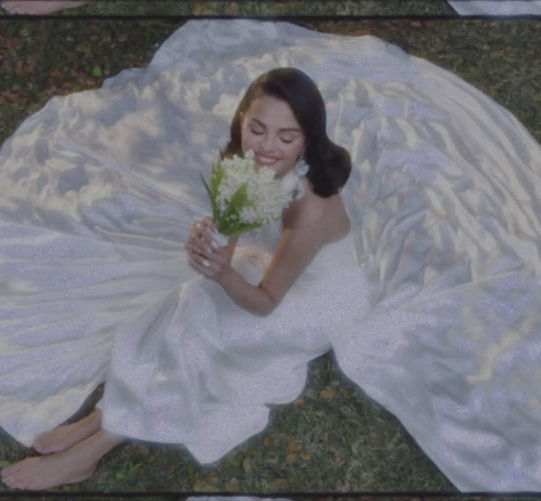 Hình ảnh đám cưới Selena Gomez 6 Cô dâu và chú rể mặc trang phục cưới phong cách cổ điển. Ảnh: IG.