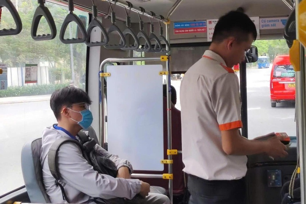 Sinh viên TPHCM bớt “khủng hoảng” đi lại nhờ tuyến xe buýt mới - 3