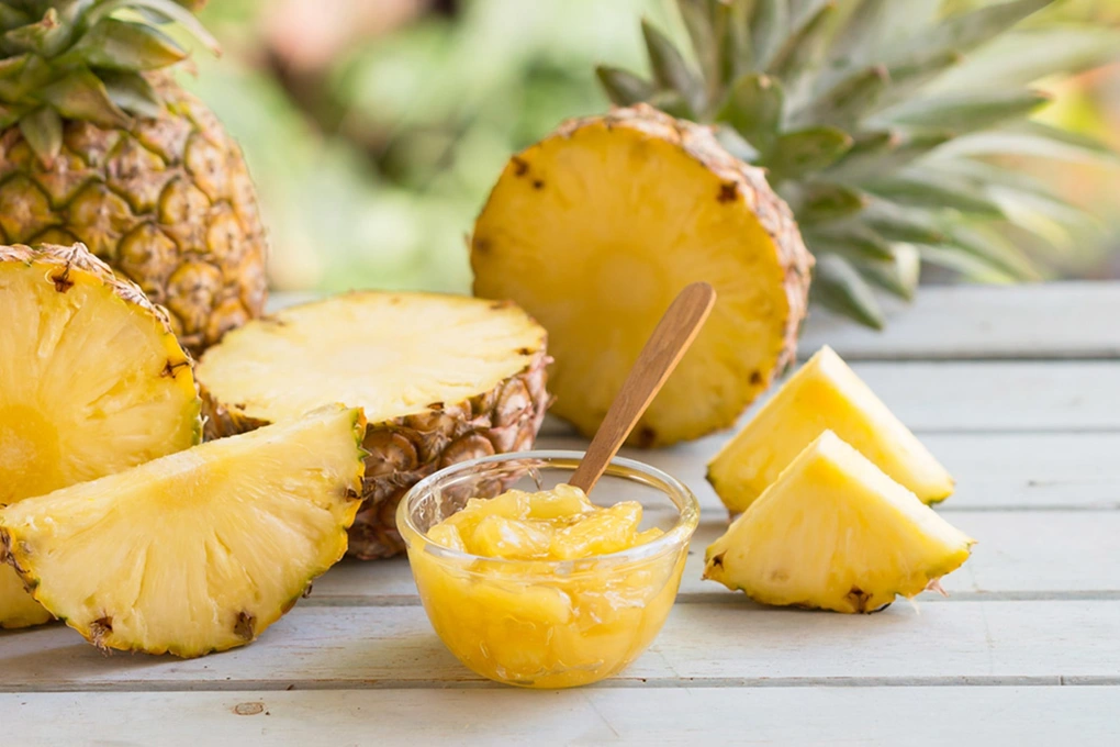 Những loại trái cây được mệnh danh "kẻ đốt mỡ tự nhiên", càng ăn càng gầy, chị em nên lưu ngay vào thực đơn mỗi ngày 4 Dứa chứa enzyme bromelain hỗ trợ tiêu hóa, chống viêm và giảm tích mỡ. Vitamin C và mangan trong dứa giúp cơ thể tràn đầy năng lượng, làn da tươi sáng hơn. Phụ nữ ăn dứa thường xuyên sẽ duy trì được vóc dáng gọn gàng, đồng thời cải thiện sức khỏe khớp và hệ tiêu hóa.