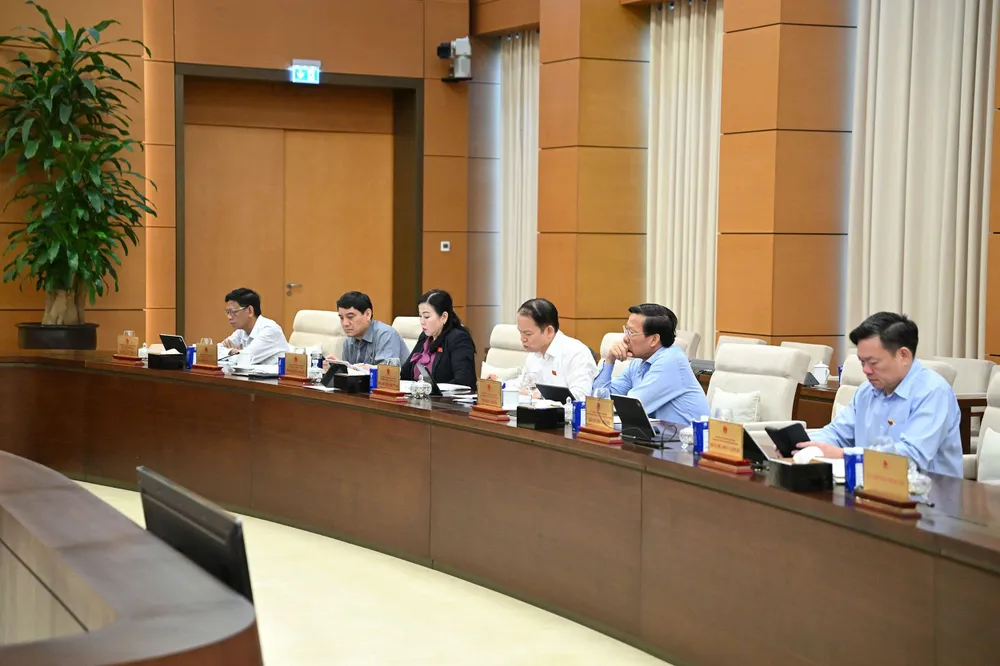 Các đại biểu tham dự tại phiên họp. Ảnh: QH Ông Lê Quang Tùng: Khóa XV là nhiệm kỳ đầu tiên Quốc hội tổ chức các kỳ họp bất thường