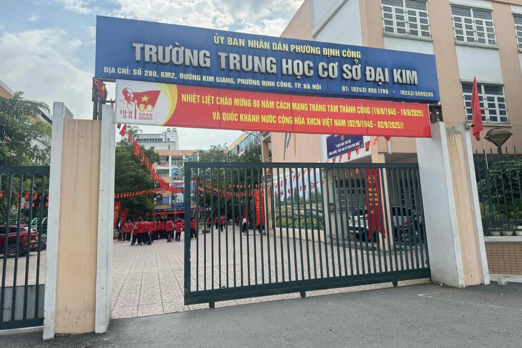 Hà Nội: Học sinh lớp 7 túm tóc, đè đầu, quật ngã cô giáo ngay trong lớp học - 2