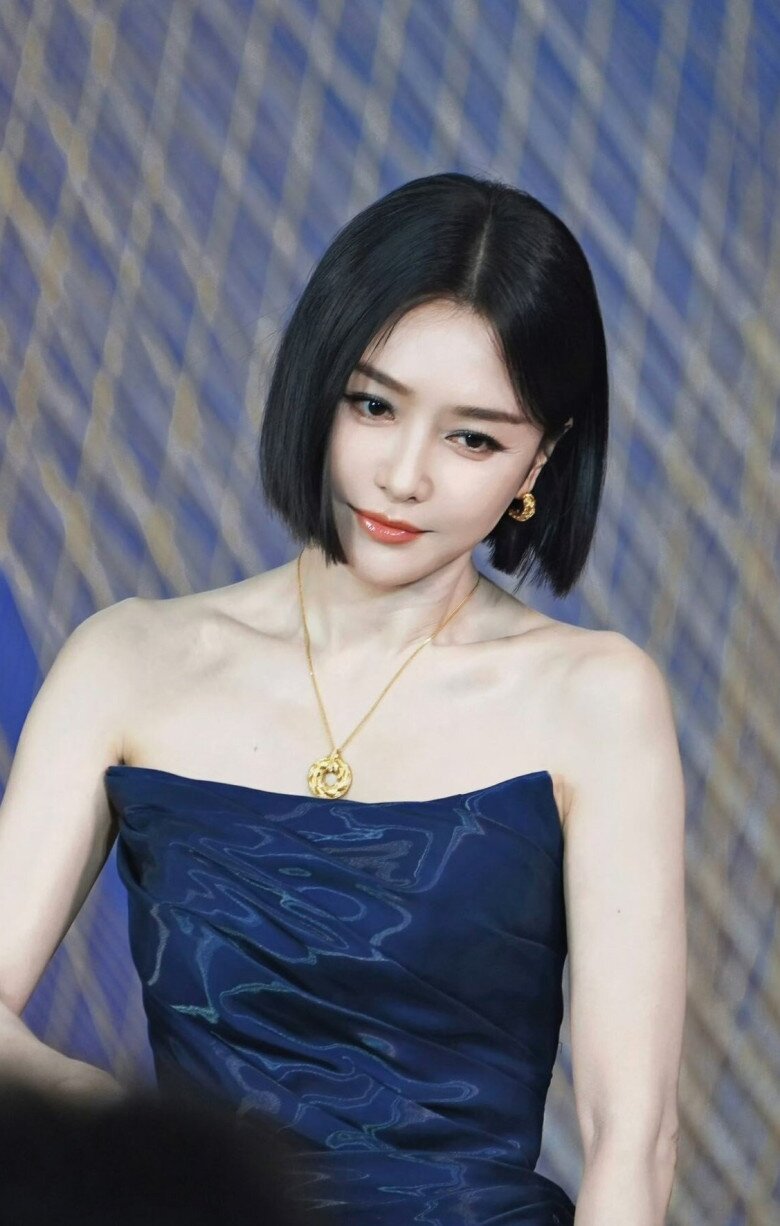 Tần Lam U50 vẫn là "quốc sắc thiên hương" không ai bì kịp, tất cả là nhờ ghi nhớ 7 điều này mỗi ngày 3 Chia nhỏ bữa ăn, uống 2 lít nước mỗi ngày hay chọn sinh tố rau củ cho bữa sáng là những thói quen ăn uống giúp Tần Lam luôn giữ được vòng eo gọn gàng, vóc dáng cân đối suốt nhiều năm qua.