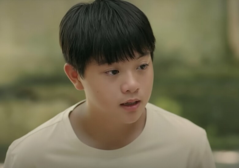 Cách Em 1 Milimet: Phim giờ vàng hot vượt mặt Mưa Đỏ, dàn nhóc tỳ "cưng xỉu" khiến khán giả mong đừng đổi diễn viên 4 Bách là một cậu bé hiền lành, học giỏi chuẩn hình mẫu “con nhà người ta”.