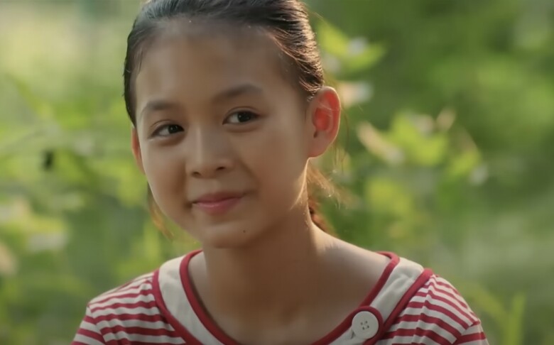 Cách Em 1 Milimet: Phim giờ vàng hot vượt mặt Mưa Đỏ, dàn nhóc tỳ "cưng xỉu" khiến khán giả mong đừng đổi diễn viên 3 Tú (Ali Thục Dương) - cô bé hoạt bát, nghịch ngợm nhưng tốt bụng là thủ lĩnh của nhóm bạn làng Mây.