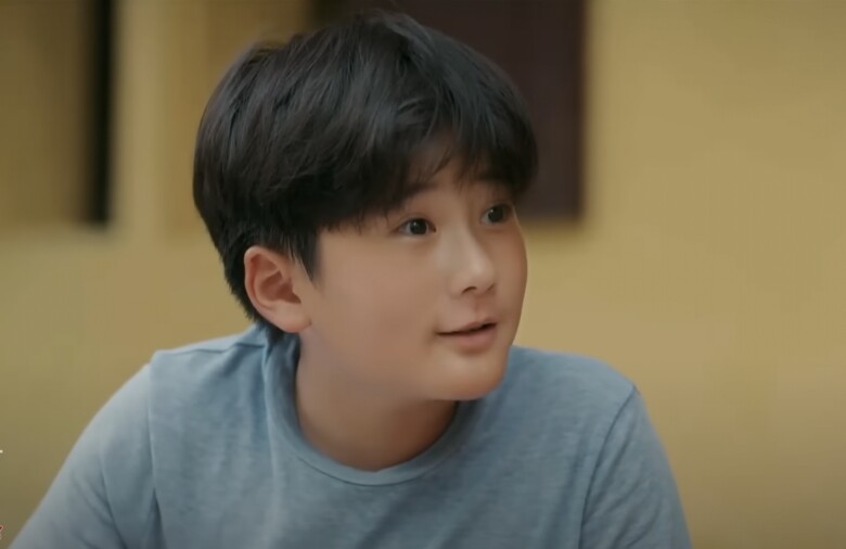 Cách Em 1 Milimet: Phim giờ vàng hot vượt mặt Mưa Đỏ, dàn nhóc tỳ "cưng xỉu" khiến khán giả mong đừng đổi diễn viên 5 Luôn bám dính và hâm mộ Tú là Đức (Nhật Minh), cậu nhóc nhỏ tuổi nhất Đại bản doanh.