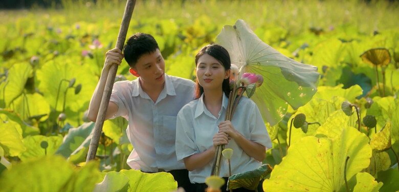 Cách Em 1 Milimet: Phim giờ vàng hot vượt mặt Mưa Đỏ, dàn nhóc tỳ "cưng xỉu" khiến khán giả mong đừng đổi diễn viên 8 Bộ phim còn dành một góc cho chuyện tình chớm nở của cặp đôi thanh mai trúc mã - Viễn và Ngân.