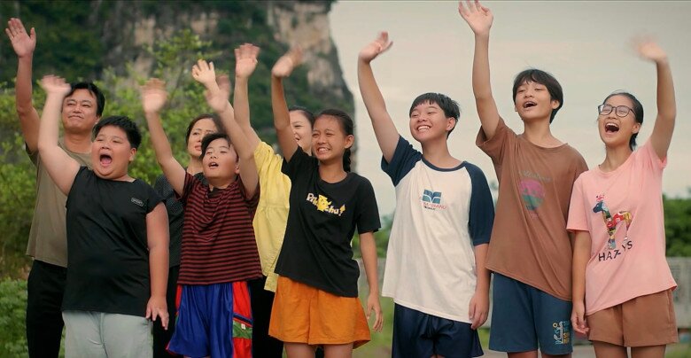 Cách Em 1 Milimet: Phim giờ vàng hot vượt mặt Mưa Đỏ, dàn nhóc tỳ "cưng xỉu" khiến khán giả mong đừng đổi diễn viên 12 Cách Em 1 Milimet đặc biệt gây chú ý nhờ những gương mặt lần đầu góp mặt trên màn ảnh nhỏ.