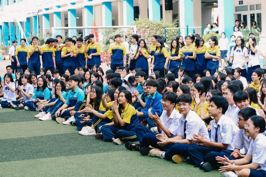 Trường học thiết kế giờ ra chơi thành sân khấu âm nhạc, rạp chiếu phim - 2