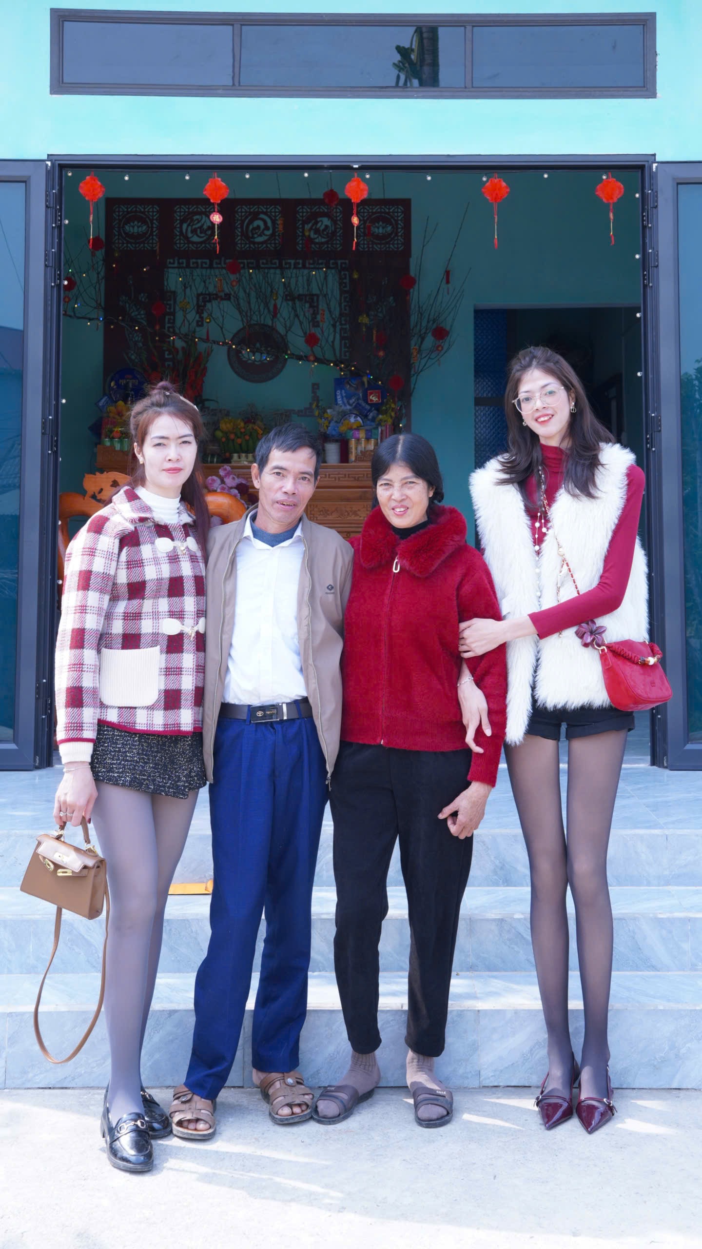 Danh tính cô dâu cao 1m85 lấy chồng cao 1m80 ở Tuyên Quang: Dòng họ có người cao hơn, khách mời hoá "tí hon" - Ảnh 6. Danh tính cô dâu cao 1m85 lấy chồng cao 1m80 ở Tuyên Quang: Dòng họ có người cao hơn, khách mời hoá "tí hon" - Ảnh 6.