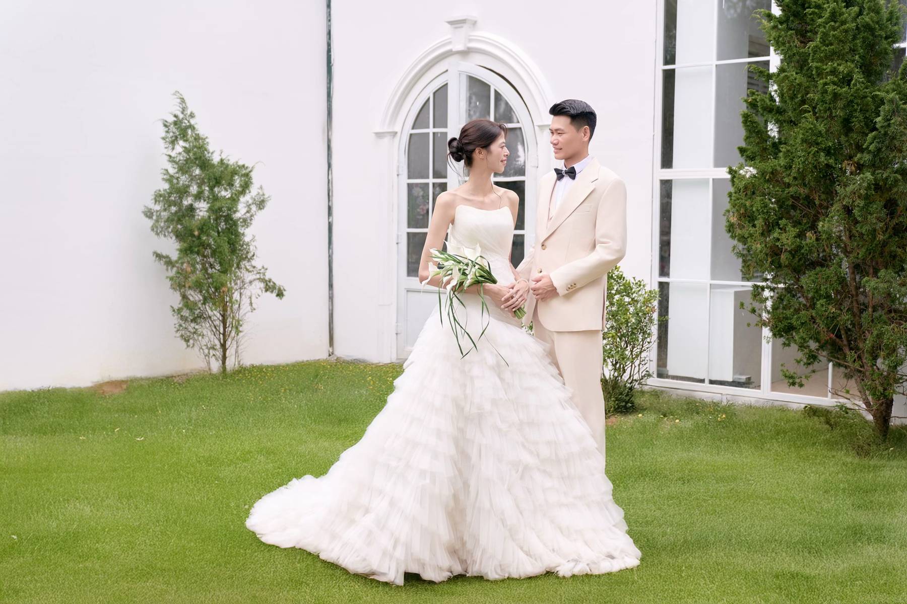 Danh tính cô dâu cao 1m85 lấy chồng cao 1m80 ở Tuyên Quang: Dòng họ có người cao hơn, khách mời hoá "tí hon" - Ảnh 9. Danh tính cô dâu cao 1m85 lấy chồng cao 1m80 ở Tuyên Quang: Dòng họ có người cao hơn, khách mời hoá "tí hon" - Ảnh 9.