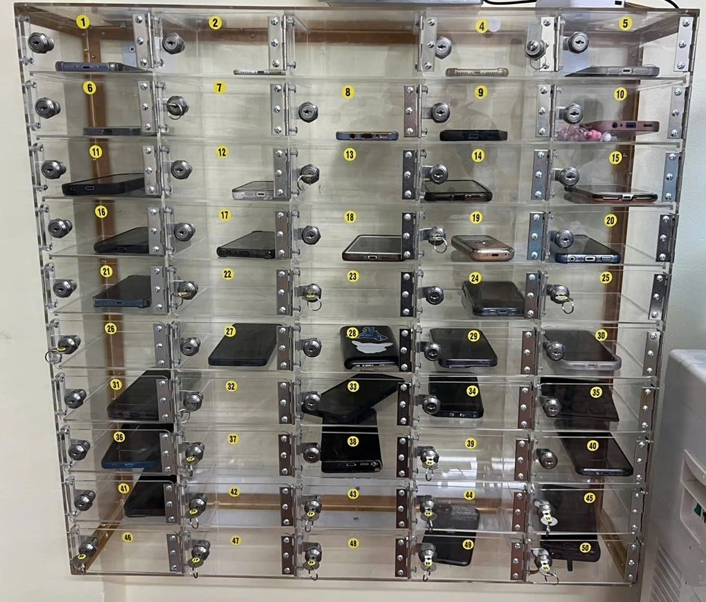 Bị cấm dùng điện thoại trong trường, học sinh phản ứng  - 3