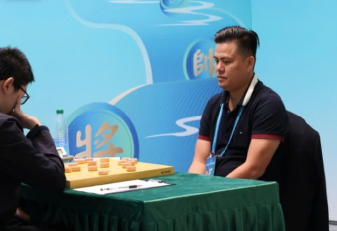 Lại Lý Huynh (phải) trong trận chung kết với Doãn Thăng tại nội dung cờ tiêu chuẩn nam chiều 27/9/2025, tại giải cờ tướng thế giới ở Thượng Hải, Trung Quốc. Ảnh: WXF