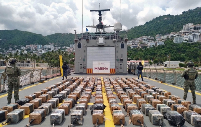 Những thùng cocaine với tổng khối lượng lên đến 3,5 tấn được hải quân Mexico thu giữ từ một tàu bán ngầm chở ma túy ngoài khơi Thái Bình Dương hồi tháng 6. Ảnh: Hải quân Mexico