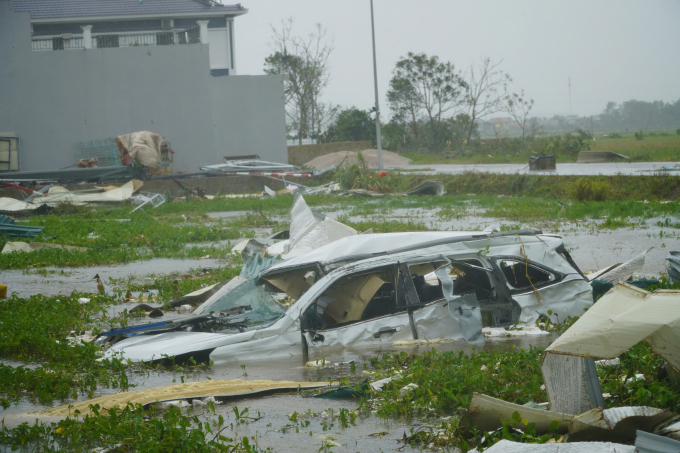 Ôtô của người dân xã Hoằng Phú biến dạng, trôi xuống ruộng. Ảnh: Lê Hoàng