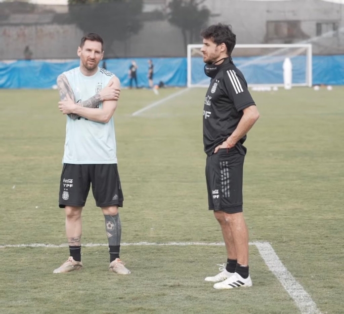 Messi trao đổi với Aimar trong một buổi tập của tuyển Argentina năm 2021. Ảnh: AFA