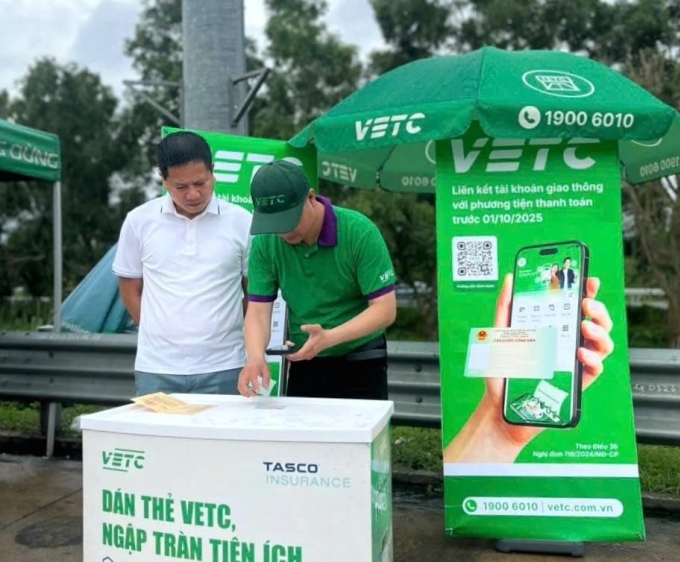 Nhân viên VETC hướng dẫn chủ xe định danh tại chỗ, kết nối tài khoản thanh toán. Ảnh: VETC