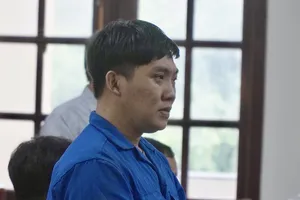 Vụ xe tải cán 2 lần qua người đi xe máy: Tài xế khóc xin lỗi gia đình bị hại tại toà