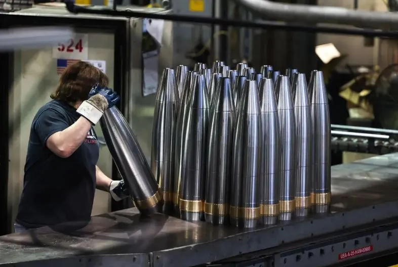 Công nhân xử lý đạn pháo 155 mm sau quá trình sản xuất tại một nhà máy sản xuất đạn dược của lục quân Mỹ ở Scranton, bang Pennsylvania, Mỹ. Ảnh: AFP Nha may san xuat dan duoc o My.JPG