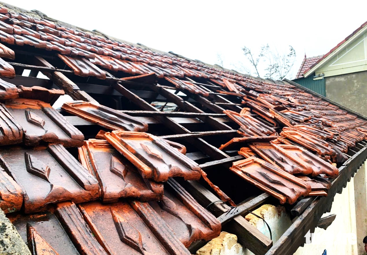 Người dân Hà Tĩnh điêu đứng vì hơn 1 tháng ngôi nhà hai lần tốc mái do bão 2 Người dân Hà Tĩnh điêu đứng vì hơn 1 tháng ngôi nhà hai lần tốc mái do bão - Ảnh 2.