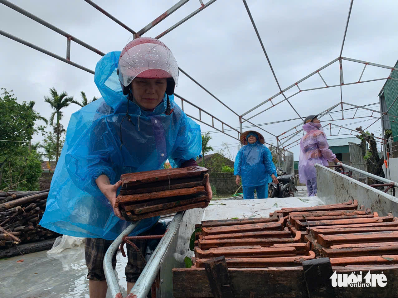 Người dân Hà Tĩnh điêu đứng vì hơn 1 tháng ngôi nhà hai lần tốc mái do bão 3 Người dân Hà Tĩnh điêu đứng vì hơn 1 tháng ngôi nhà hai lần tốc mái do bão - Ảnh 3.