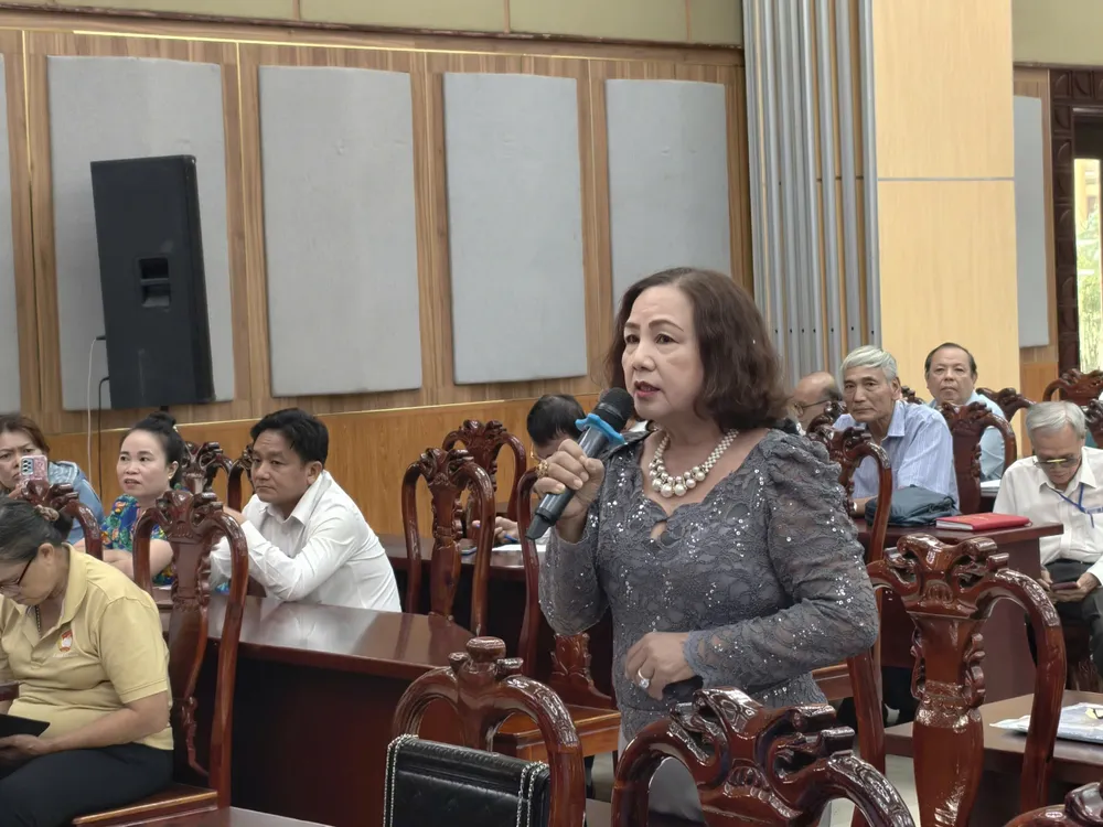 Cử tri Nguyễn Thị Mao nói về việc dự án Sing Việt gây ảnh hưởng đến đời sống người dân. Ảnh: NT cu-tri-xa-binh-chanh-cu-buc-xuc-vi-du-an-treo-lien-quan-den-ba-truong-my-lan-2.jpg