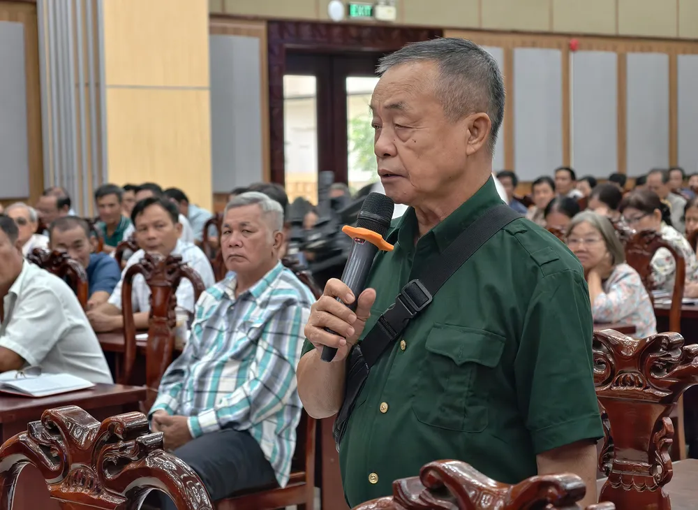 Nhiều cử tri bày tỏ các ý kiến tại hội nghị. Ảnh: NT Cử tri huyện Bình Chánh cũ bức xúc vì dự án treo liên quan đến bà Trương Mỹ Lan