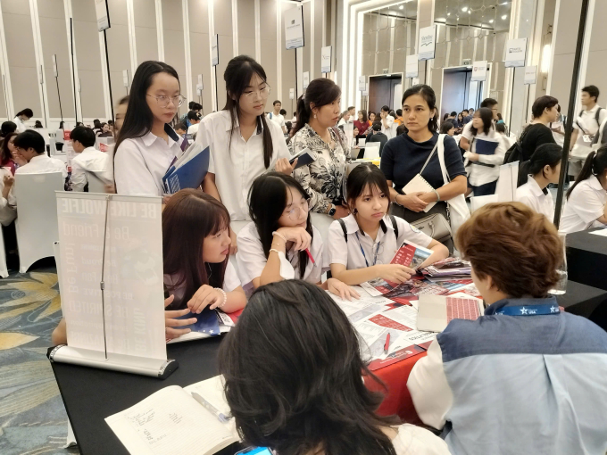 Học sinh tìm hiểu thông tin tại bàn tư vấn của một đại học Mỹ, chiều 24/9 ở Hà Nội. Ảnh: Khánh Linh