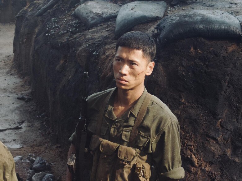 Lê Hoàng Long trong vai Sen phim Mưa Đỏ.