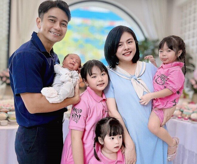 Gia đình Vân Trang và ông xã Hữu Quân bên 4 con đủ nếp, đủ tẻ.