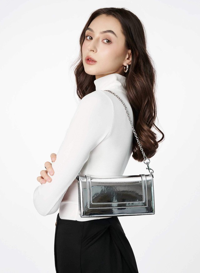 Hô biến phong cách đơn điệu thành ấn tượng với túi xách- Ảnh 6. Hô biến phong cách đơn điệu thành ấn tượng với túi xách- Ảnh 6.