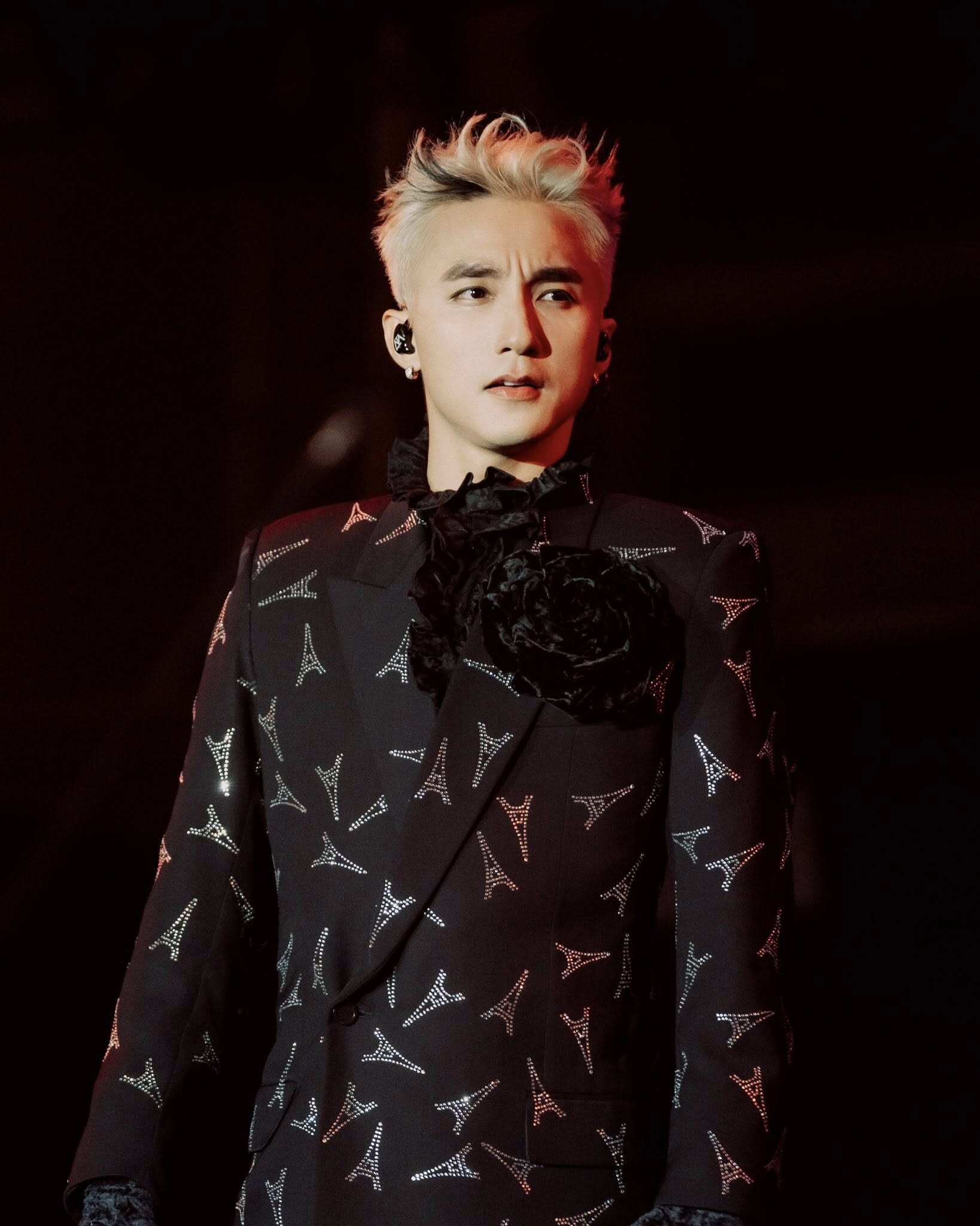 Sơn Tùng M-TP gửi lời chúc bình an sau khi hoàn thành đêm diễn. Nam ca sĩ nhắn nhủ: Giữa niềm vui đêm qua, trái tim Tùng vẫn hướng về những nơi đang oằn mình trong cơn bão số 10... Xin gửi lời sẻ chia sâu sắc và cầu chúc bình an sớm trở lại với tất cả mọi người nơi tâm bão.