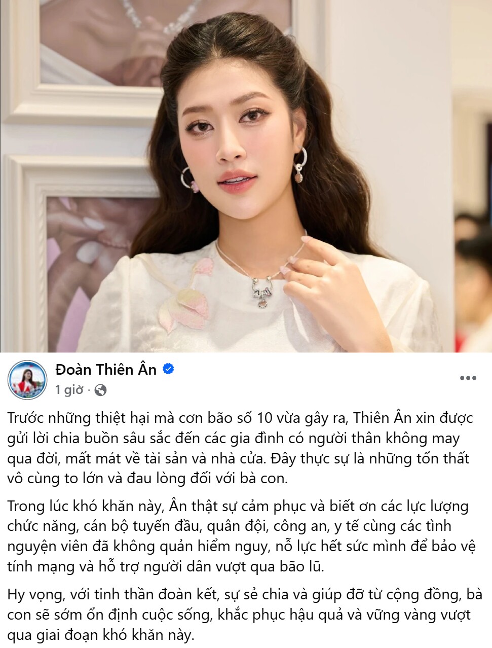Hoa hậu Đoàn Thiên Ân gửi lời chia buồn đến những gia đình chịu mất mát, thiệt hại vì bão số 10. Nàng hậu chia sẻ: Trước những thiệt hại mà cơn bão số 10 vừa gây ra, Thiên Ân xin được gửi lời chia buồn sâu sắc đến các gia đình có người thân không may qua đời, mất mát về tài sản và nhà cửa. Đây thực sự là những tổn thất vô cùng to lớn và đau lòng đối với bà con.