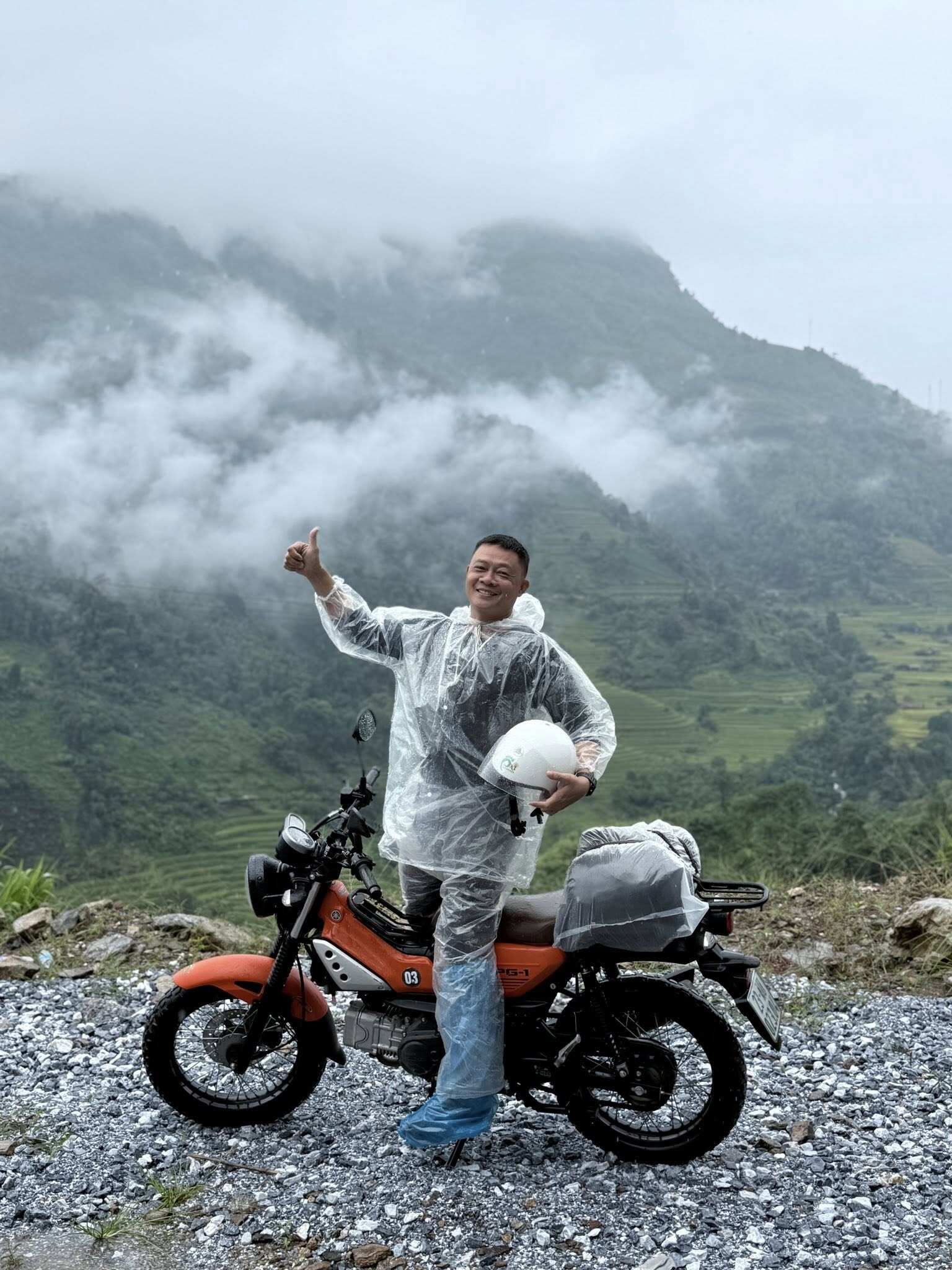 BTV Quang Minh gửi lời chúc bình an đến bà con miền Trung: Anh em bạn bè trong Hà Tĩnh, Nghệ An nhắn về, bão quần thảo ghê gớm chưa từng thấy… cầu mong bà con được an toàn. Sinh mạng con người là quan trọng nhất, còn người là còn của. Miền trung cố lên!.